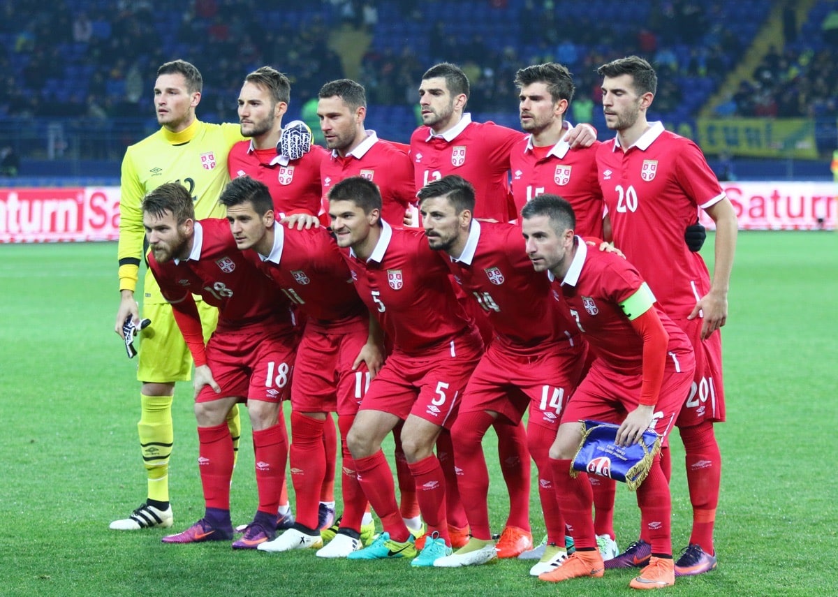 Die Spieler der serbischen Fußballnationalmannschaft posieren für ein Gruppenfoto vor dem Freundschaftsspiel gegen die Ukraine im Metalist-Stadion in Charkiw, Ukraine (Copyright depositphotos.com)