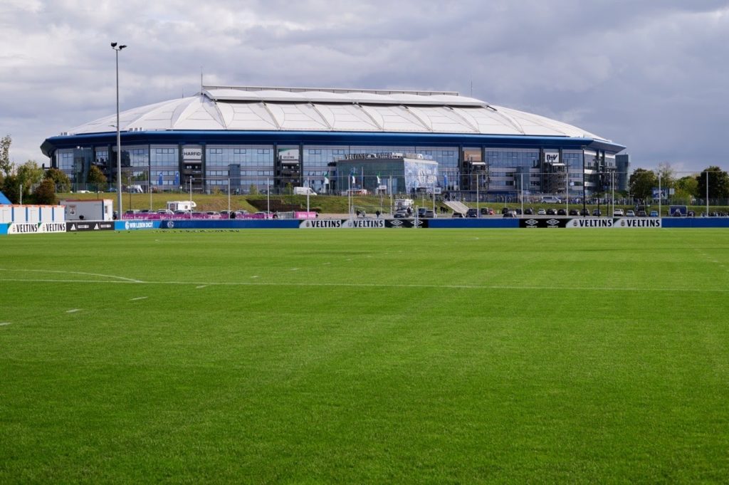 Die Veltins Arena in Gelsenkirchen wird während der EM 2024 nun "Arena Auf Schalke" heißen. (Copyright depositphotos.com)