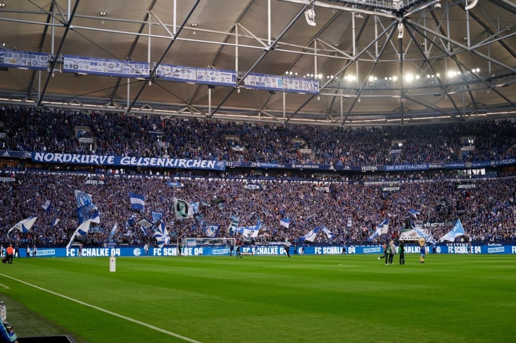 Die Veltins Arena in Gelsenkirchen wird während der EM 2024 nun "Arena Auf Schalke" heißen. (Copyright depositphotos.com)