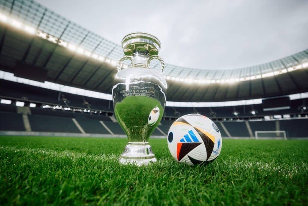 Fussballliebe EM 2024 Spielball von adidas zusammen mit dem EM-Pokal im Finalstadion, dem Olympiastadion in Berlin (Foto adidas)