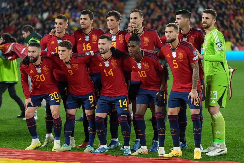 Die spanische Fußballnationalmannschaft posiert vor dem UEFA-Euro-2024-Qualifikationsspiel der Gruppe A zwischen Spanien und Georgien im Stadion Jose Zorrilla in Valladolid am 19. November 2023. (Foto: CESAR MANSO / AFP)