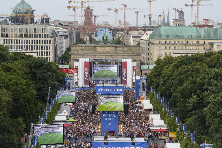 Public Viewing in Berlin zur WM 2014! AFP PHOTO / CLEMENS BILAN