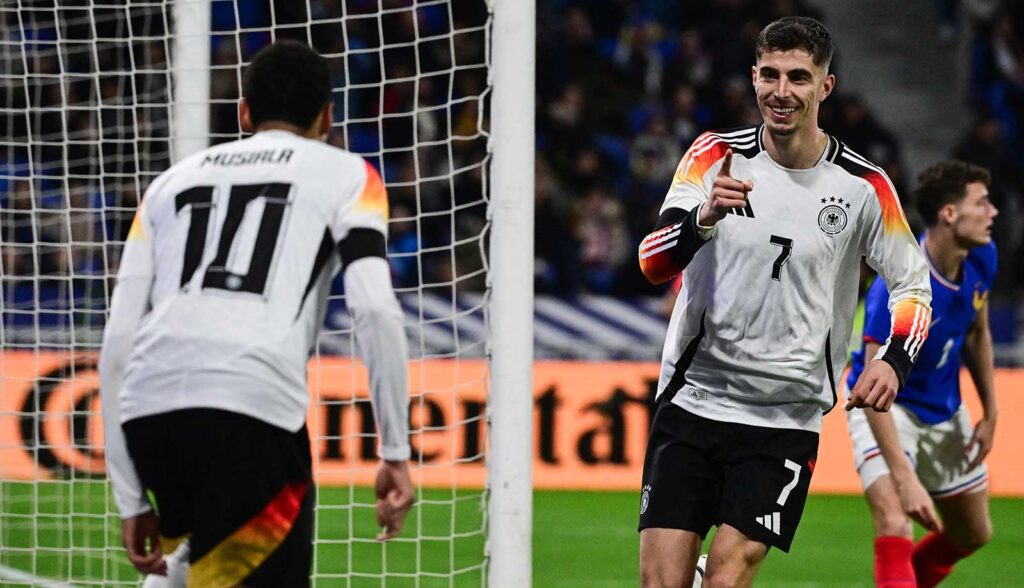 Im neuen DFB Trikot 2024: Kai Havertz (R) gegen Frankreich (2:0 Sieg) am 23.März 2024 (Photo by Olivier CHASSIGNOLE / AFP)