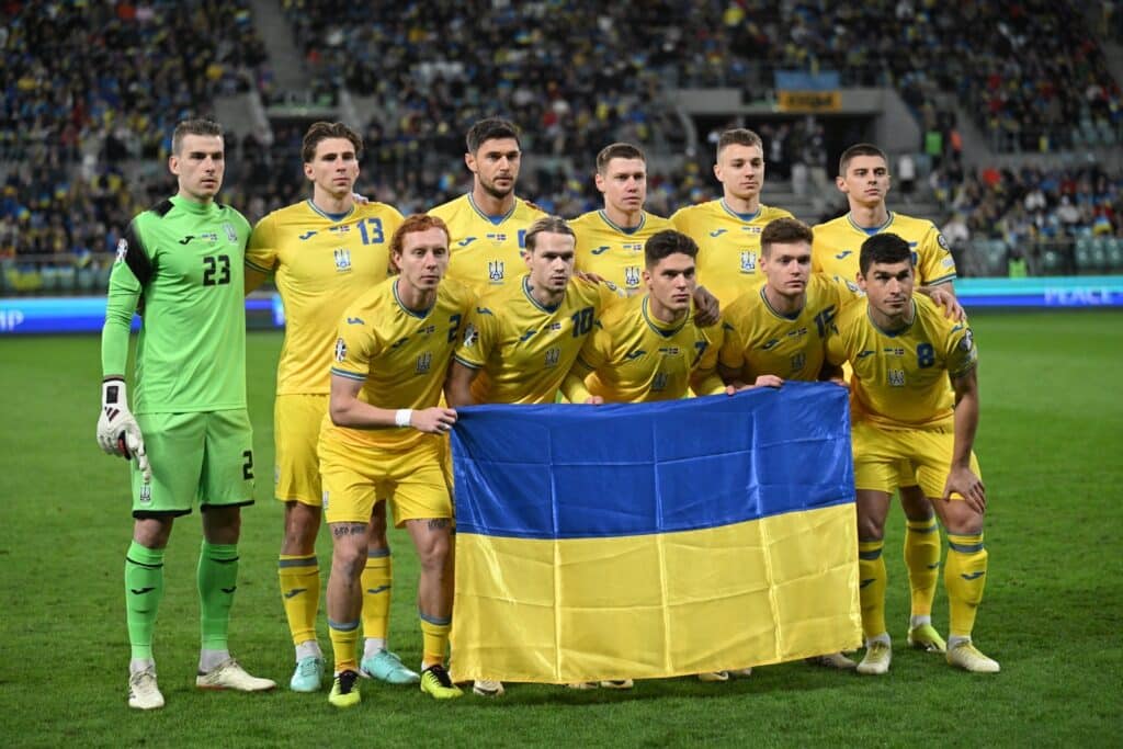 Die ukrainische Mannschaft posiert für ein Mannschaftsfoto vor dem UEFA EURO 2024-Qualifikationsendspiel zwischen der Ukraine und Island in Breslau, Polen, am 26. März 2024. (Foto: Sergei GAPON / AFP)