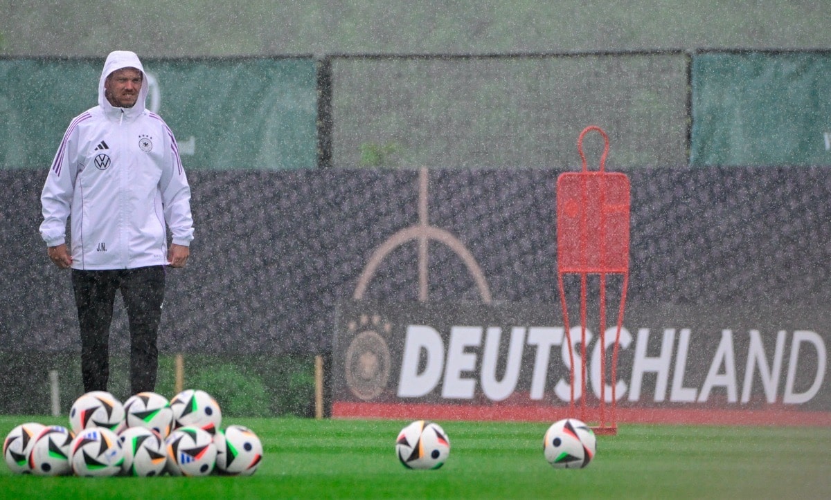 Der deutsche Cheftrainer Julian Nagelsmann leitet eine Trainingseinheit der deutschen Fußballnationalmannschaft bei Regen in Blankenhain am 30. Mai 2024, in Vorbereitung auf die UEFA EURO 2024. (Foto: Tobias SCHWARZ / AFP)