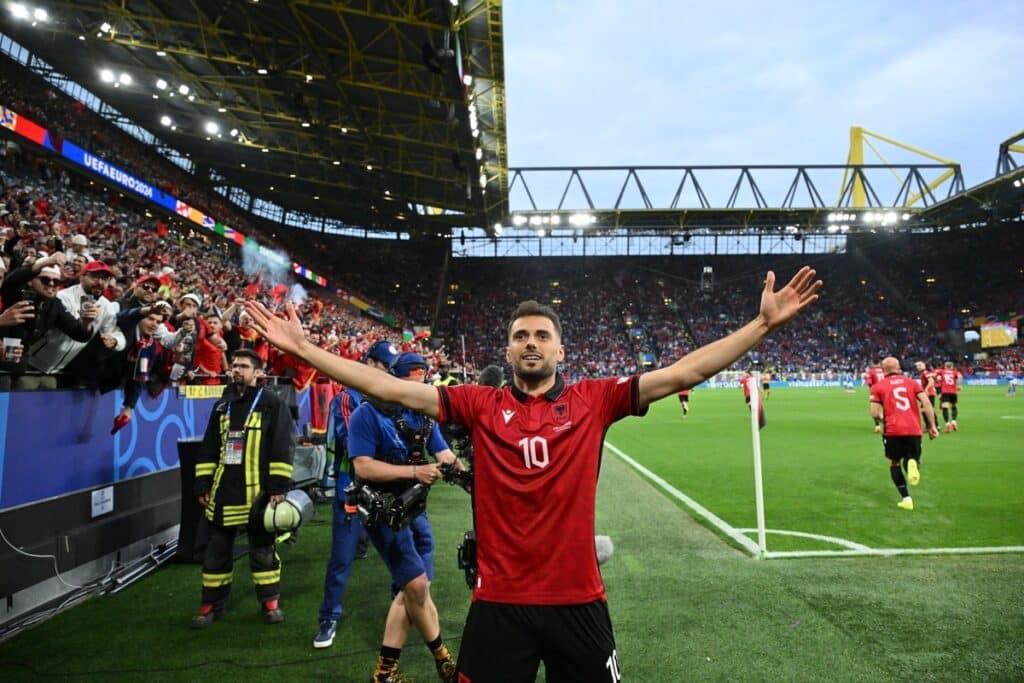 Albaniens Mittelfeldspieler #10 Nedim Bajrami feiert den ersten Treffer seiner Mannschaft während des Fußballspiels der UEFA Euro 2024 Gruppe B zwischen Italien und Albanien im BVB-Stadion in Dortmund am 15. Juni 2024. (Foto: Alberto PIZZOLI / AFP)