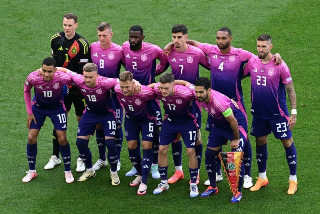 Die deutsche Startaufstellung in den pink-lila Awaytrikots gegen Ungarn im 2.Em-Spiel am 14.Juni 2024 (Photo by Fabrice COFFRINI / AFP)