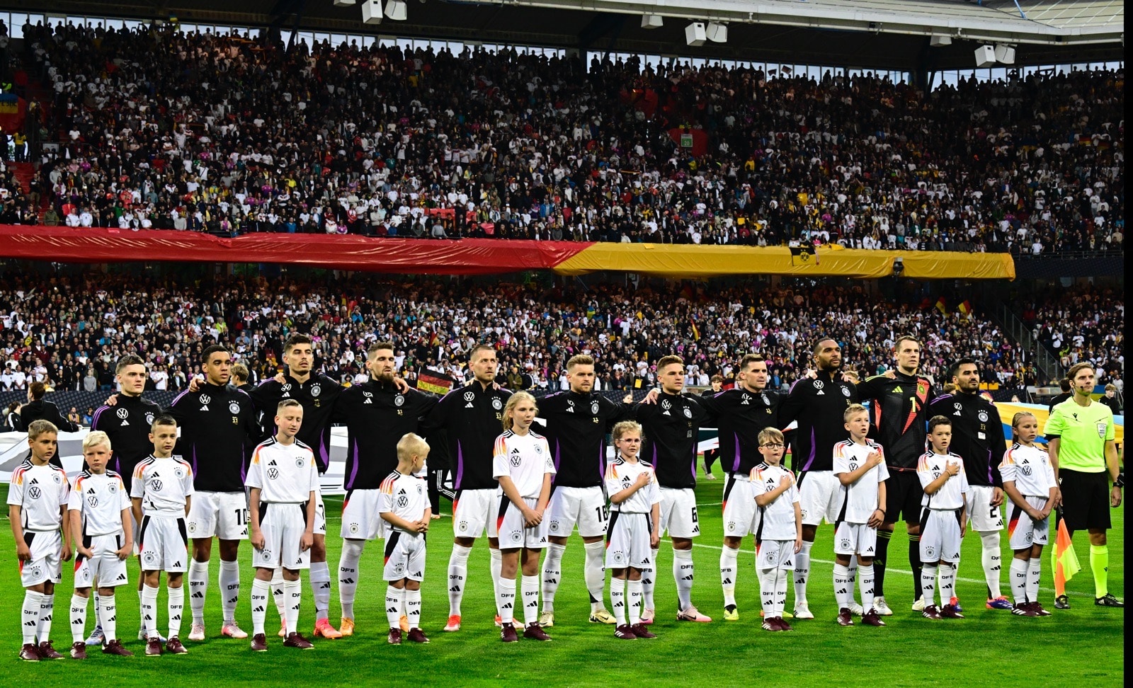 Die deutsche Fußballnationalmannschaft am 3.Juni 2024 in Nürnberg vor dem Testspiel gegen die Ukraine (Photo by Tobias SCHWARZ / AFP)