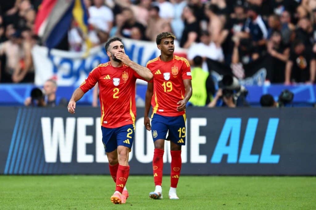 Spaniens Verteidiger #02 Dani Carvajal (L) und Lamine Yamal jubeln nach dem 3:0 von Spanien während des Fußballspiels der UEFA Euro 2024 Gruppe B zwischen Spanien und Kroatien im Olympiastadion in Berlin am 15. Juni 2024. (Foto: Christophe SIMON / AFP)