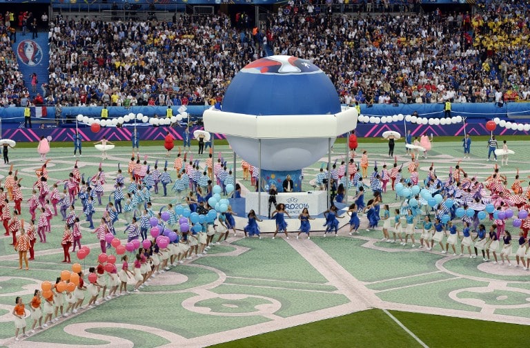 Ein Blick auf die Eröffnungszeremonie vor dem Anpfiff des Fußballspiels der Gruppe A der Euro 2016 zwischen Frankreich und Rumänien im Stade de France in Saint-Denis, nördlich von Paris, am 10. Juni 2016. / AFP PHOTO / MIGUEL MEDINA