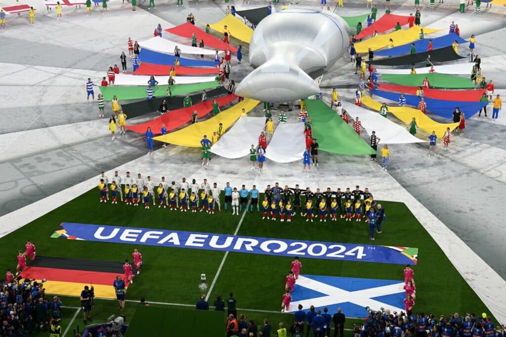 Tänzerinnen und Tänzer bei der Eröffnungsfeier der UEFA-Fußball-Europameisterschaft 2024 vor dem Spiel der Gruppe A zwischen Deutschland und Schottland in der Münchner Fußball-Arena am 14. Juni 2024 in München. (Foto: THOMAS KIENZLE / AFP)