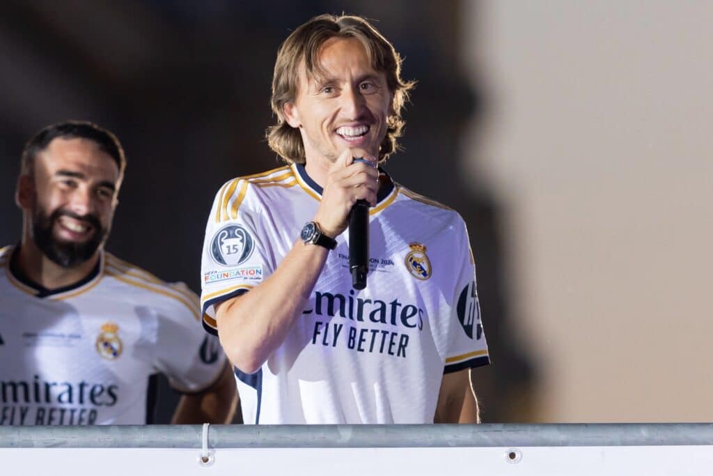 Luca Modric: Madrid, Spanien: Die Fußballmannschaft von Real Madrid feiert den 15. Champions-League-Pokal auf der Plaza de Cibeles. 15 Europapokale. — Foto von Musiu0 Depositphotos.com