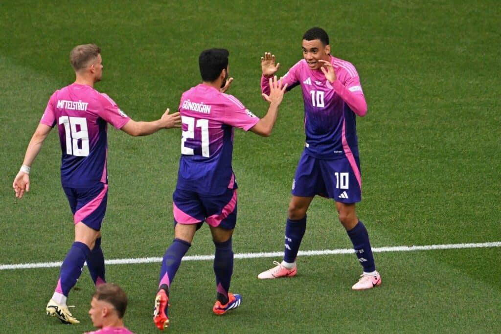 Jamal Musiala freut sich mit Ilkay Gundogan und Maximilian Mittelstaedt über das 1:0 gegen Ungarn (Photo by Fabrice COFFRINI / AFP)