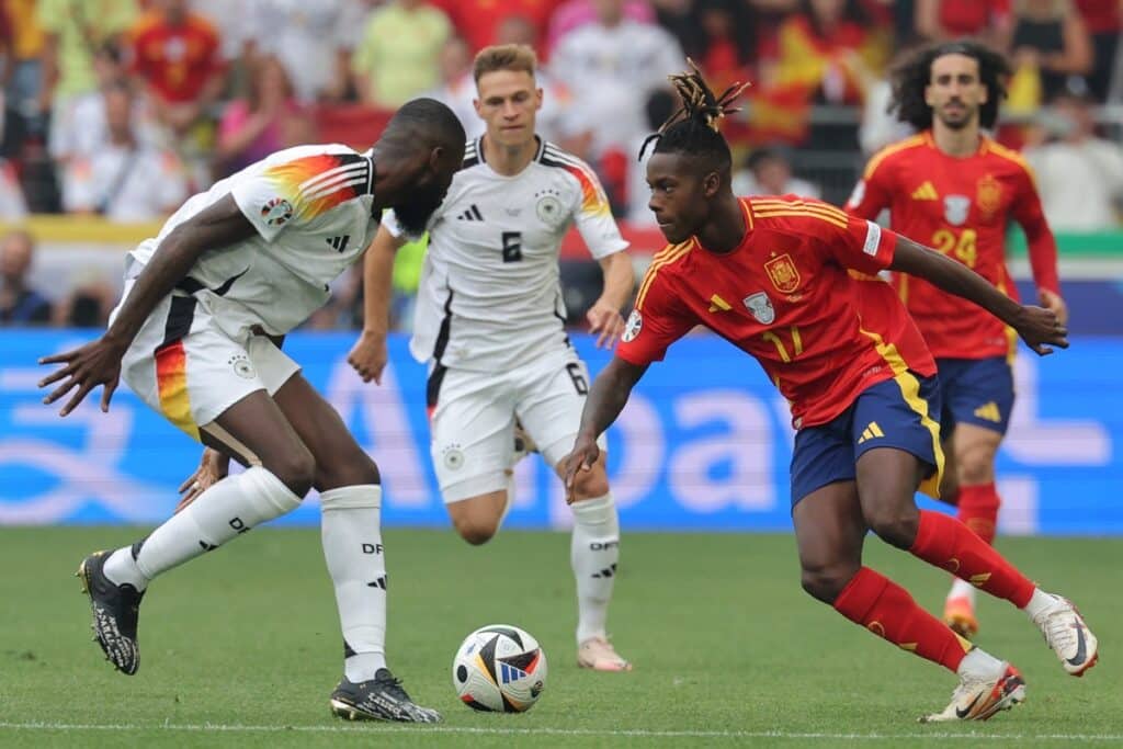 Deutschlands Verteidiger (Nr. 02) Antonio Rüdiger markiert Spaniens Mittelfeldspieler (Nr. 17) Nico Williams während des Viertelfinalspiels der UEFA Euro 2024 zwischen Spanien und Deutschland in der Stuttgarter Arena am 5. Juli 2024. (Foto: LLUIS GENE / AFP)