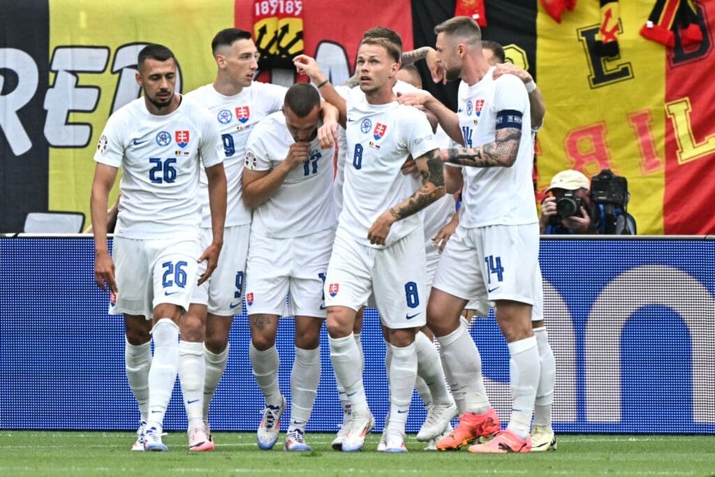 Der slowakische Stürmer (Nr. 26) Ivan Schranz (L) feiert mit seinen Mannschaftskameraden nach dem Führungstreffer während des Fußballspiels der UEFA Euro 2024 Gruppe E zwischen Belgien und der Slowakei in der Frankfurt Arena in Frankfurt am Main am 17. Juni 2024. (Foto: JAVIER SORIANO / AFP)