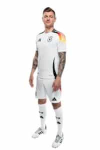 Toni Kroos im neuen DFB Trikot 2024 - Foto: Thomas Boecker/DFB