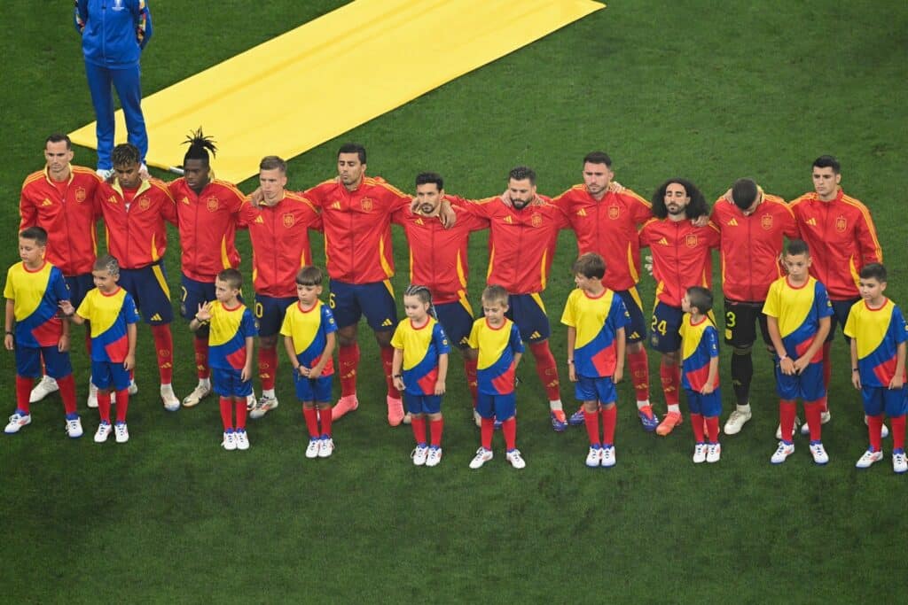 Die spanische Nationalmannschaft vor dem EM Halbfinale gegen Frankreich in München a, 9.7.2024 (Photo by THOMAS KIENZLE / AFP)