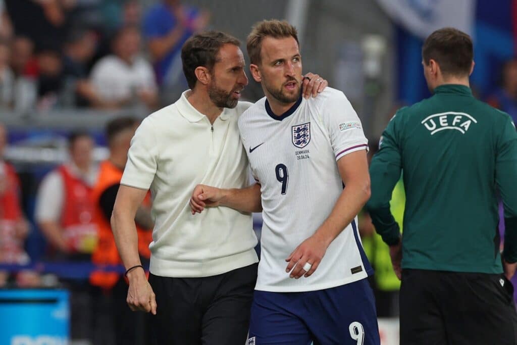 Englands Cheftrainer Gareth Southgate spricht mit Englands Stürmer Harry Kane (Nr. 09), als dieser während des Fußballspiels der UEFA Euro 2024 Gruppe C zwischen Dänemark und England in der Frankfurt Arena in Frankfurt am Main am 20. Juni 2024 verabschiedet wird. (Foto: Adrian DENNIS / AFP)