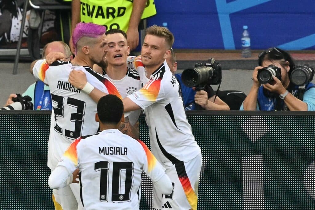 Deutschlands Mittelfeldspieler #17 Florian Wirtz (C) feiert mit seinen Teamkollegen nach dem ersten Tor seiner Mannschaft während des UEFA Euro 2024 Viertelfinalspiels zwischen Spanien und Deutschland in der Stuttgarter Arena am 5. Juli 2024. (Foto: MIGUEL MEDINA / AFP)