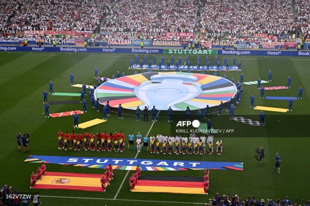 Die Mannschaften stehen während der Nationalhymnen vor dem Viertelfinalspiel der UEFA Euro 2024 zwischen Spanien und Deutschland in der Stuttgarter Arena in Stuttgart am 5. Juli 2024 auf dem Spielfeld. (Foto von Kirill KUDRYAVTSEV / AFP)