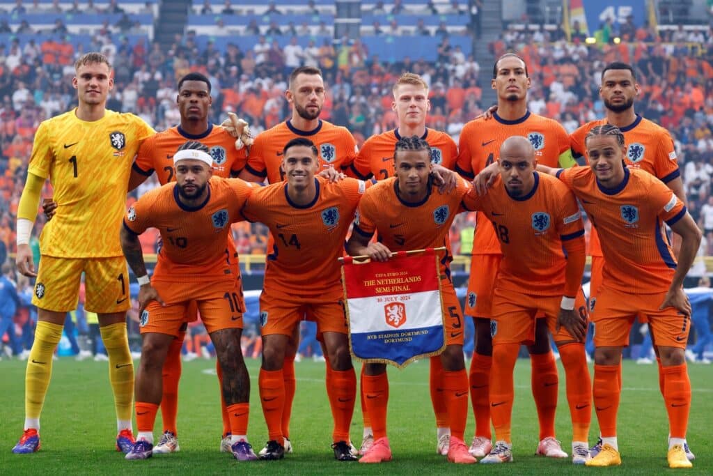 Die Aufstellung von der Niederlande im EM Halbfinale gegen England am 10.Juli 2024. (Photo by Kenzo TRIBOUILLARD / AFP)