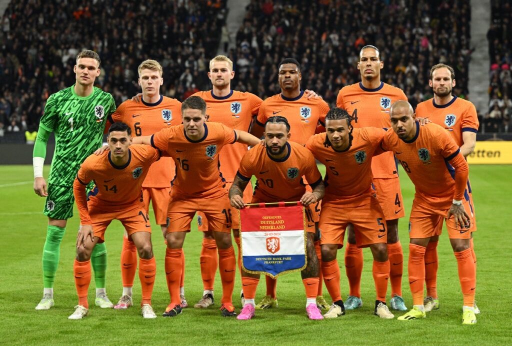 Die niederländische Mannschaft posiert für ein Foto vor dem Fußball-Freundschaftsspiel zwischen Deutschland und den Niederlanden am 26. März 2024 in Frankfurt am Main. (Foto von INA FASSBENDER / AFP)
