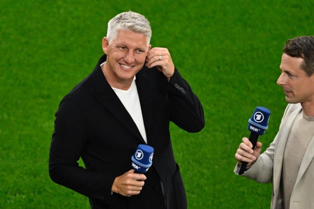 Der ehemalige deutsche Mittelfeldspieler Bastian Schweinsteiger in der ARD Fernsehübertragung (Foto: THOMAS KIENZLE / AFP)